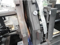 Metalen gietvorm (coquille) gemonteerd op een automatische hydraulische machine.